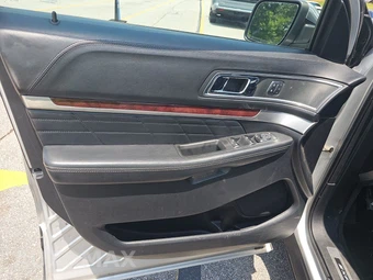 2017 Ford Explorer Platinum – miniatura 9