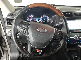 2017 Ford Explorer Platinum - miniatura 10