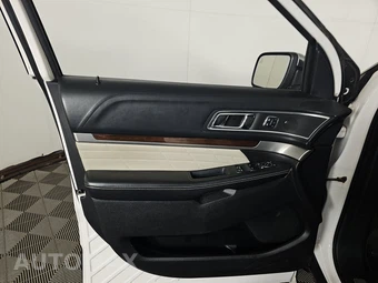 2017 Ford Explorer Platinum - miniatura 9