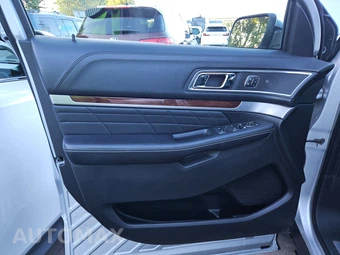 2017 Ford Explorer Platinum – miniatura 9