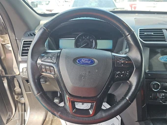 2017 Ford Explorer XLT – miniatura 10