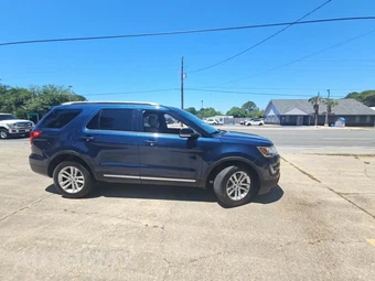 2017 Ford Explorer XLT – miniatura 5