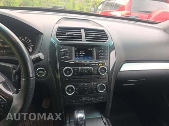 2017 Ford Explorer XLT – miniatura 10