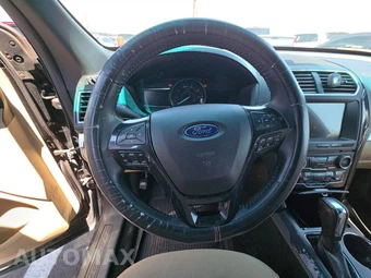 2017 Ford Explorer XLT – miniatura 10