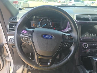 2017 Ford Explorer XLT - miniatura 10