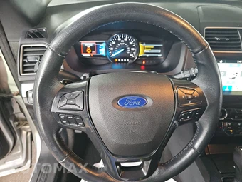 2017 Ford Explorer XLT – miniatura 10