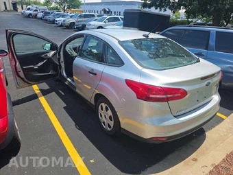 2017 Ford Focus S Sedan – miniatura 2