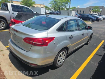2017 Ford Focus S Sedan – miniatura 3