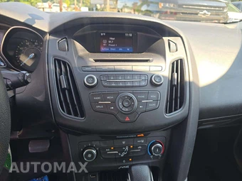 2017 Ford Focus SE Hatchback – miniatura 7