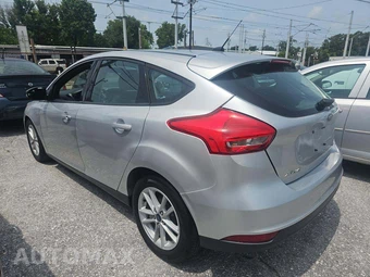 2017 Ford Focus SE Hatchback – miniatura 4