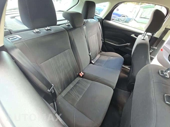 2017 Ford Focus SE Hatchback – miniatura 16