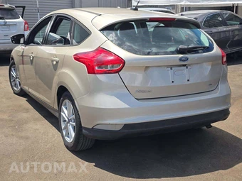 2017 Ford Focus SE Hatchback – miniatura 2