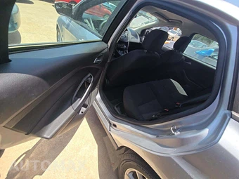 2017 Ford Focus SE Hatchback – miniatura 13