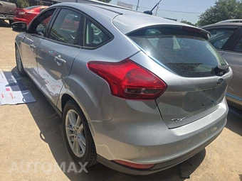2017 Ford Focus SE Hatchback – miniatura 2