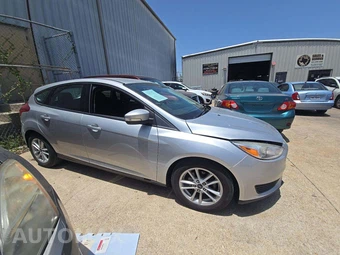2017 Ford Focus SE Hatchback – miniatura 4