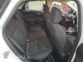 2017 Ford Focus SE Hatchback - miniatura 16