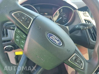 2017 Ford Focus SE Sedan - miniatura 10