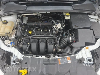 2017 Ford Focus SE Sedan – miniatura 15