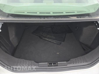 2017 Ford Focus SE Sedan – miniatura 16