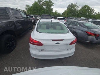 2017 Ford Focus SE Sedan – miniatura 5