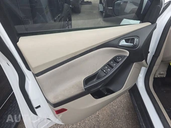 2017 Ford Focus SE Sedan – miniatura 9