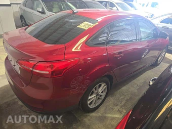 2017 Ford Focus SE Sedan - miniatura 3