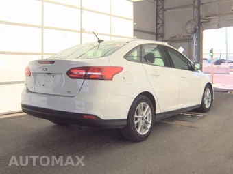 2017 Ford Focus SE Sedan – miniatura 4