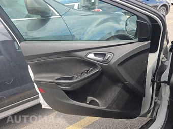 2017 Ford Focus SE Sedan – miniatura 9
