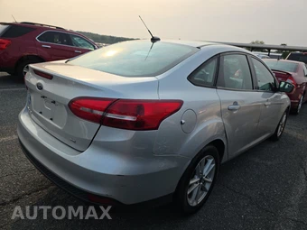 2017 Ford Focus SE Sedan - miniatura 4