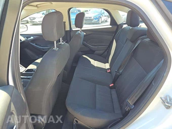 2017 Ford Focus SE Sedan - miniatura 10