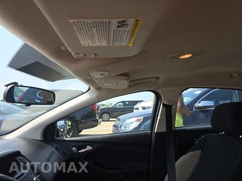 2017 Ford Focus SE Sedan – miniatura 18