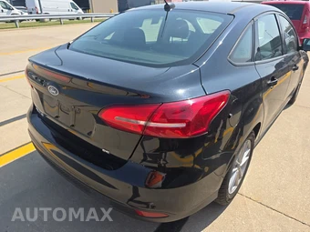 2017 Ford Focus SE Sedan – miniatura 4
