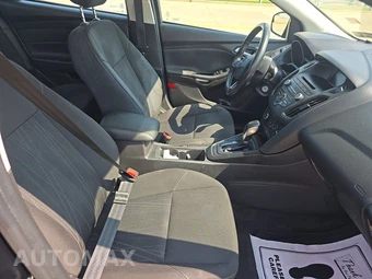 2017 Ford Focus SE Sedan – miniatura 8