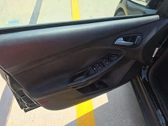 2017 Ford Focus SE Sedan – miniatura 9