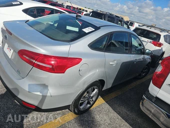 2017 Ford Focus SE Sedan - miniatura 4