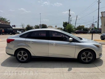 2017 Ford Focus SE Sedan - miniatura 3