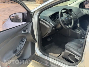 2017 Ford Focus SE Sedan - miniatura 4