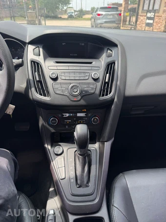 2017 Ford Focus SE Sedan - miniatura 7