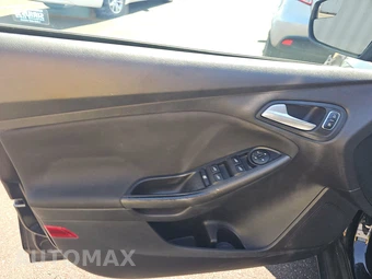 2017 Ford Focus SEL Hatchback – miniatura 9
