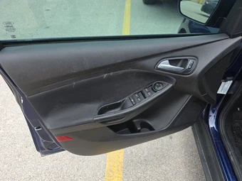 2017 Ford Focus SEL Sedan – miniatura 9