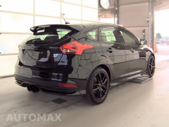 2017 Ford Focus ST Hatchback - miniatura 4