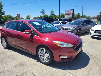 2017 Ford Focus Titanium Hatchback – miniatura 13