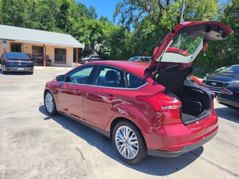 2017 Ford Focus Titanium Hatchback – miniatura 25
