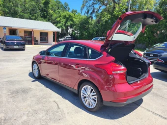 2017 Ford Focus Titanium Hatchback – miniatura 26
