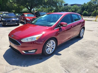 2017 Ford Focus Titanium Hatchback – miniatura 3