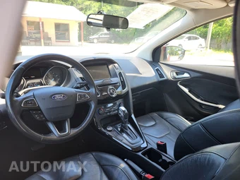 2017 Ford Focus Titanium Hatchback – miniatura 31
