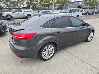 2017 Ford Focus Titanium Sedan - miniatura 4