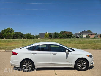 2017 Ford Fusion Hybrid SE - miniatura 2