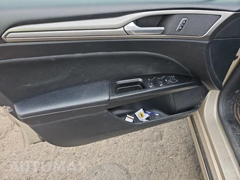 2017 Ford Fusion SE – miniatura 9