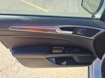 2017 Ford Fusion SE – miniatura 9